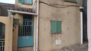 A building with a number 109 sign, a green shuttered window, and a metal gate. - 2-bedroom apartment 5 km from the beautiful beaches of Ile Rousse (Santa-Reparata-Di-Balagna)