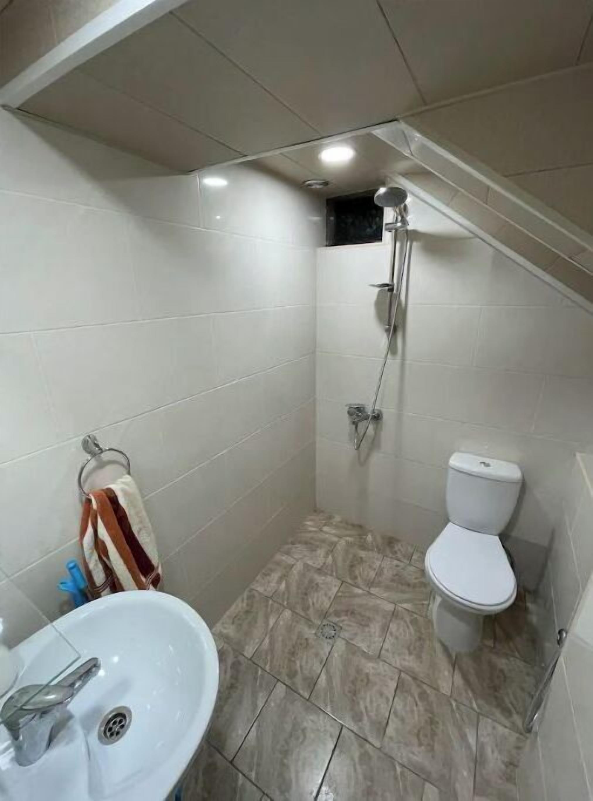 Douche, serviettes fournies, papier toilette