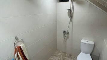 Douche, serviettes fournies, papier toilette