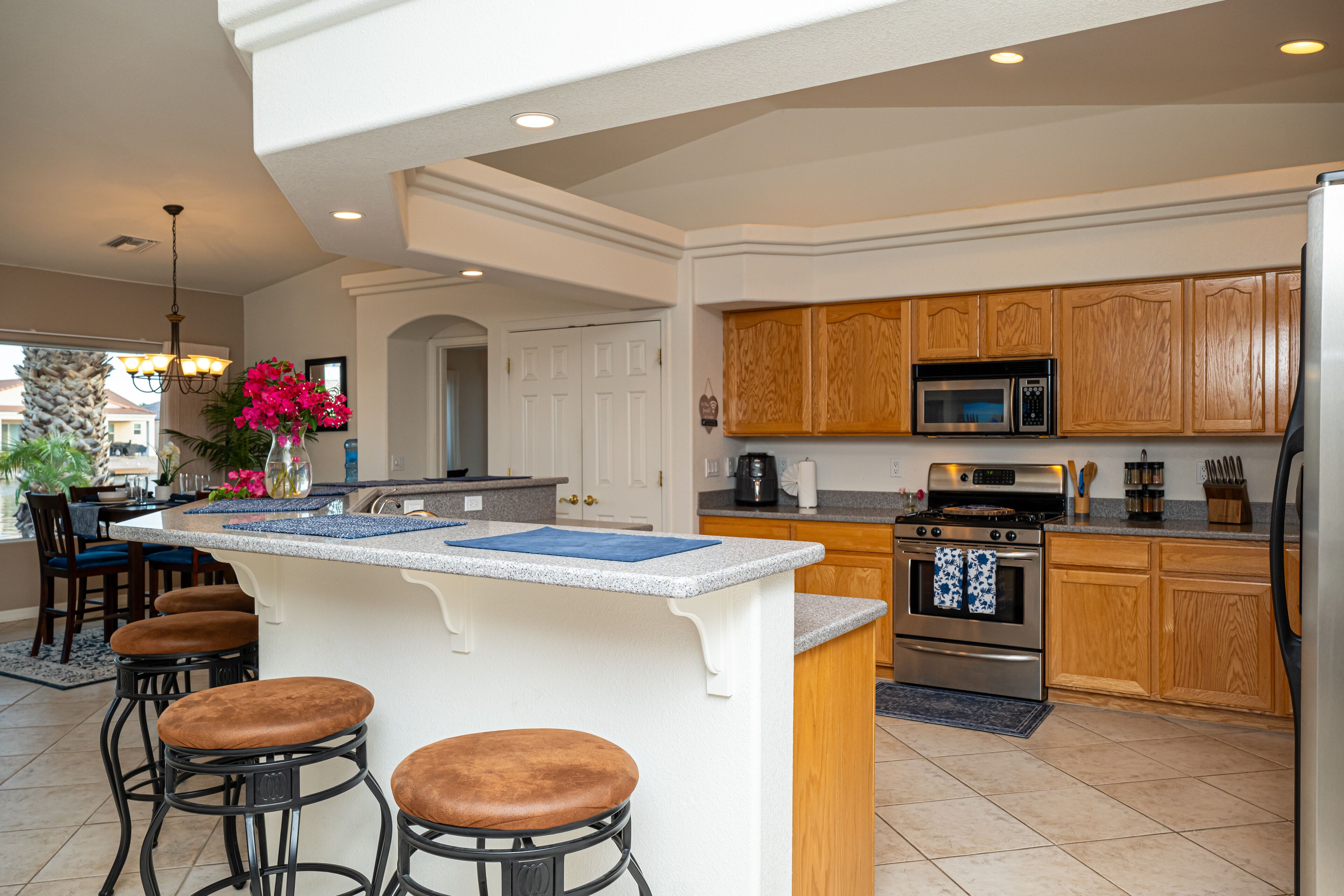 Snowbirds Welcome! Beautiful lakeview home Near Rivers,  Lakes, Golfing &amp;Casinos