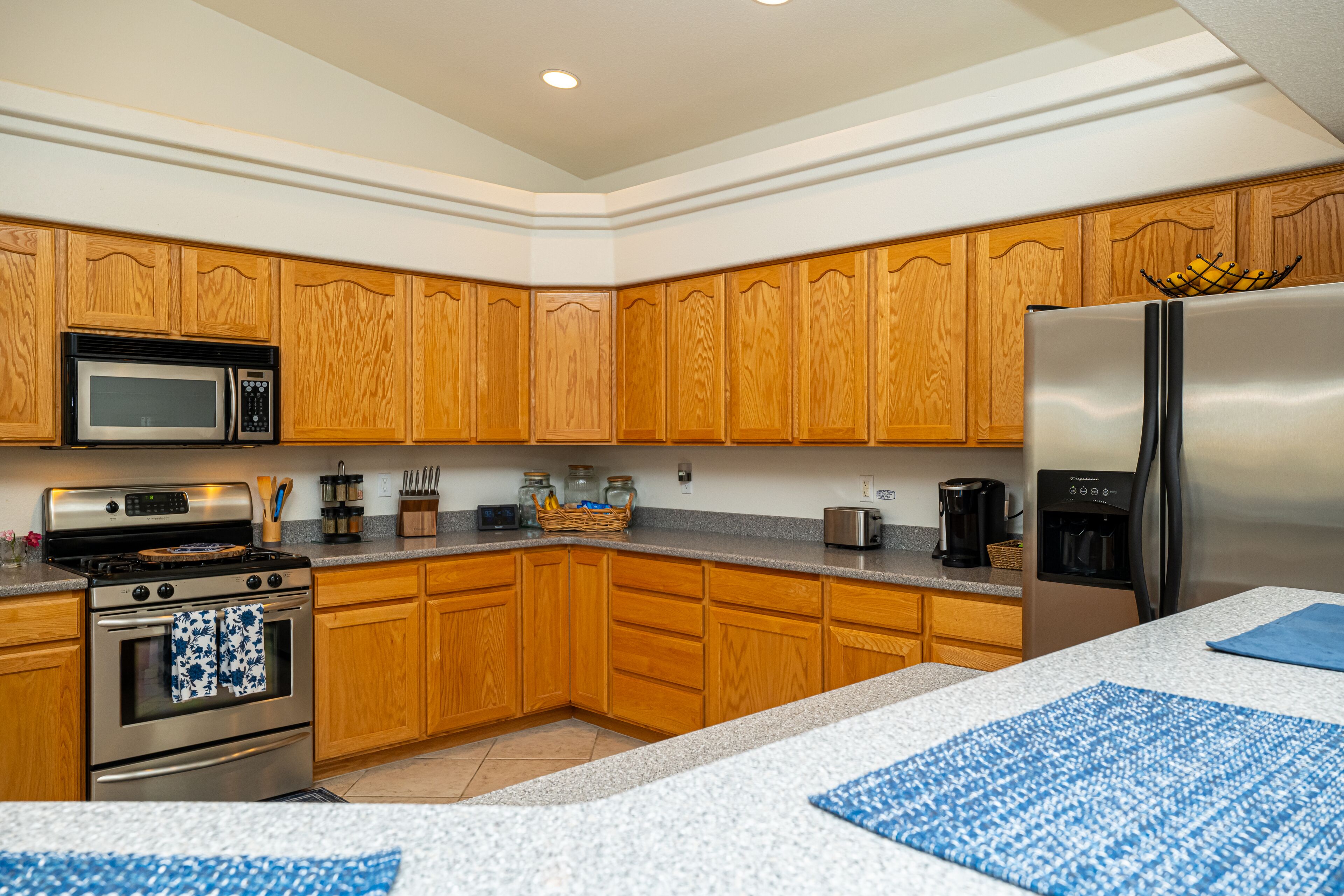 Snowbirds Welcome! Beautiful lakeview home Near Rivers,  Lakes, Golfing &amp;Casinos