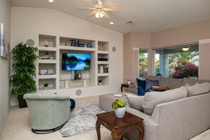 Smart TV, libros y estéreo 