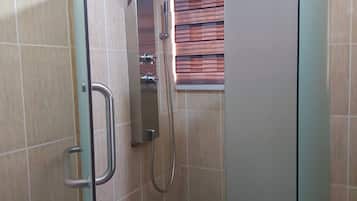 Een bad/douchecombinatie