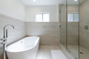 Combined shower/bathtub, hair dryer, towels, soap - Picturesque Laurel Canyon Home w/Heated Pool/Spa (Los Angeles)