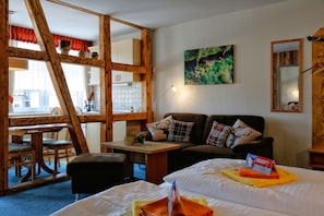 Family Room | Hypo-allergenic bedding, down comforters, blackout drapes, free WiFi - Konsum Gästehaus Quisisana (Oberhof)