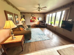 Living area - Granny’s Place (Marseilles)