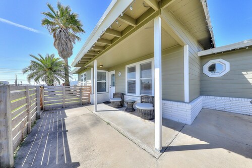 Ideally located dog-friendly home near the beach & town with gas grill & WiFi