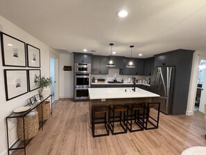 Kühlschrank, Mikrowelle, Ofen, Herdplatte