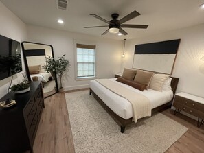 2 bedrooms, desk, iron/ironing board, free WiFi - The Retreat on 2nd St (Justin)