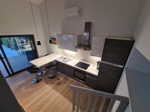 Kühlschrank, Ofen, Geschirrspüler, Wasserkocher mit Kaffee-/Teezubehör