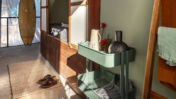 Deluxe-huone | Tallelokero huoneessa, silitysrauta/-lauta, ilmainen Wi-Fi