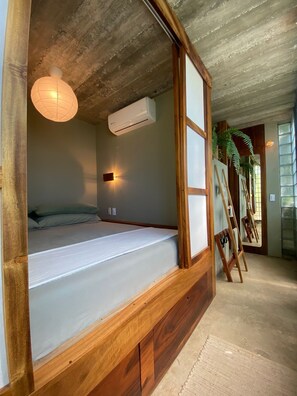 Caja de seguridad en la habitación y tabla de planchar con plancha 