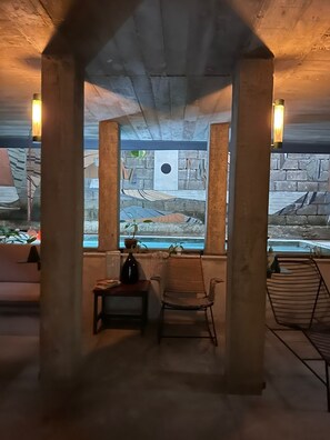 Una piscina al aire libre