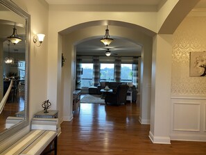 Una televisión, videojuegos, una oficina