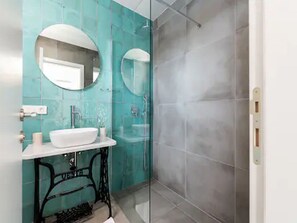 Ilmaiset hygieniatuotteet, hiustenkuivaaja, pyyhkeet