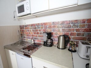 Refrigerador, microondas, parrilla de estufa y cafetera y tetera 