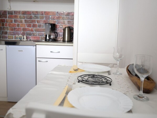 Kühlschrank, Mikrowelle, Herdplatte, Wasserkocher mit Kaffee-/Teezubehör