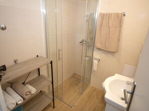 Shower, hair dryer, towels - Apartment Lea - One Bedroom Apartment with Terrace (Dubrovnik)