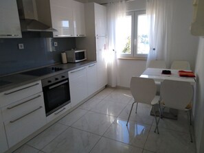 Kjøleskap, mikrobølgeovn, ovn og kaffetrakter/tekoker