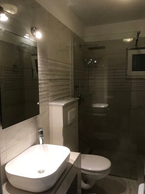 Ducha, secador de pelo, toallas