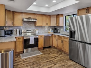 Private kitchen - Friends & Family Chalet Cabin Made 4 Memories NEW (Oakhurst)