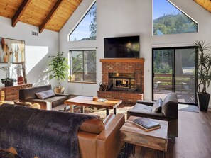 Fireplace - Friends & Family Chalet Cabin Made 4 Memories NEW (Oakhurst)