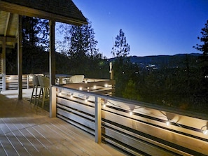 Outdoor dining - Friends & Family Chalet Cabin Made 4 Memories NEW (Oakhurst)