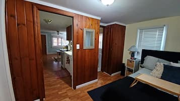 1 dormitorio, escritorio, tabla de planchar con plancha y cuna de viaje