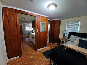 1 habitación, escritorio, tabla de planchar con plancha y cuna de viaje