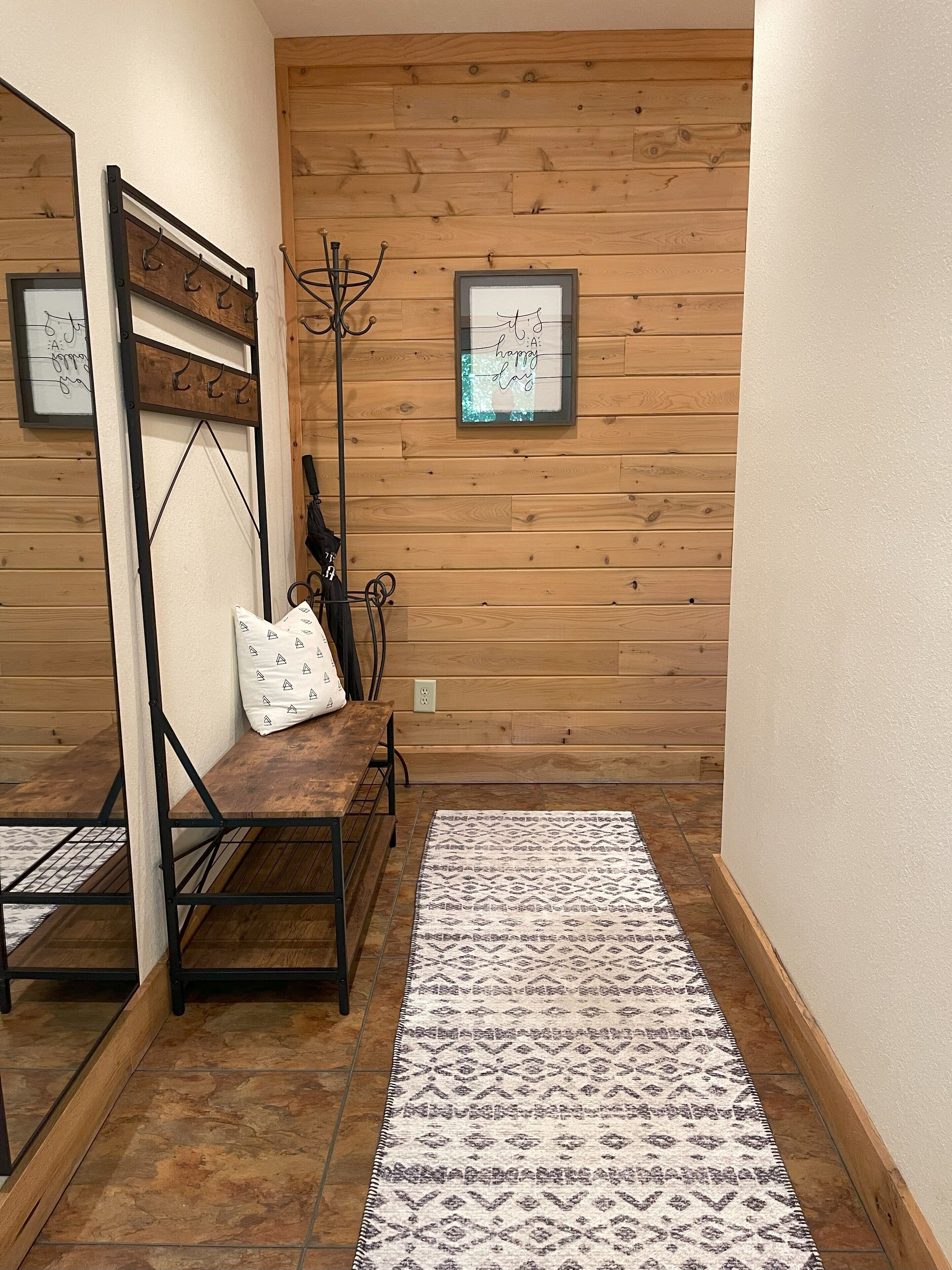 Cozy Cabin~Prime Location~Close to Hiking/Grocery/Dining~Pet Friendly