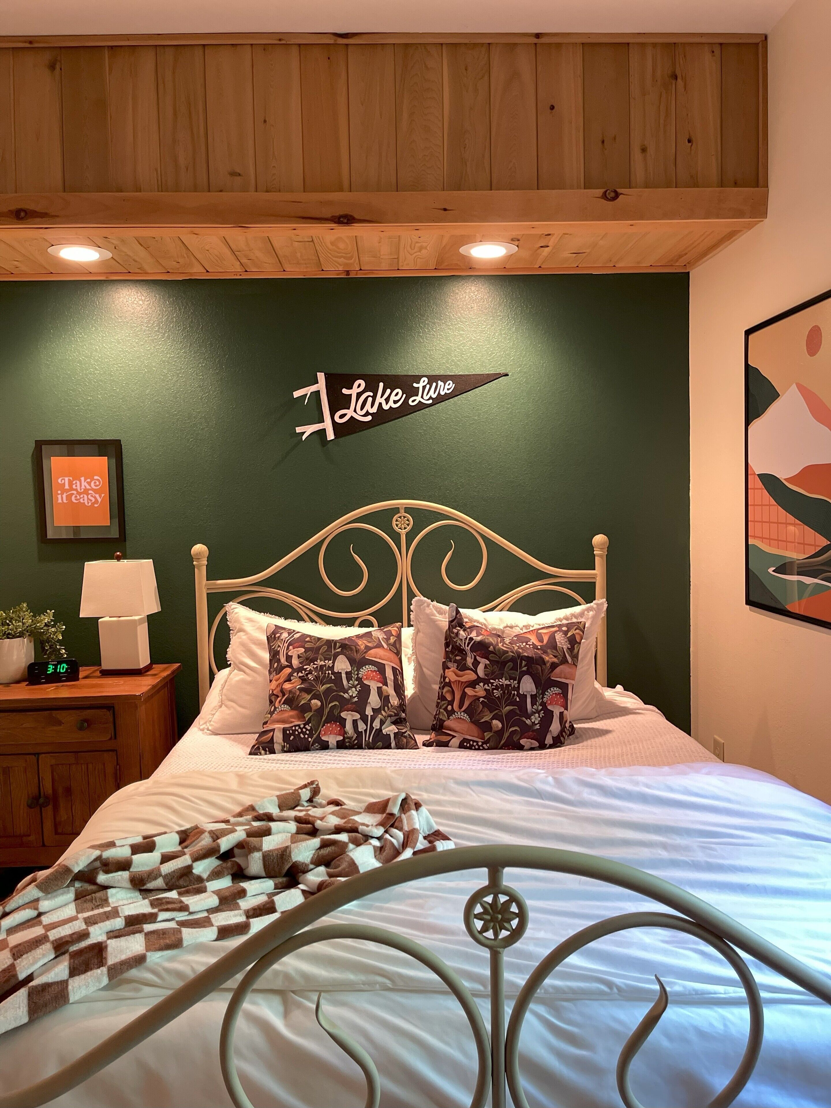 Cozy Cabin~Prime Location~Close to Hiking/Grocery/Dining~Pet Friendly