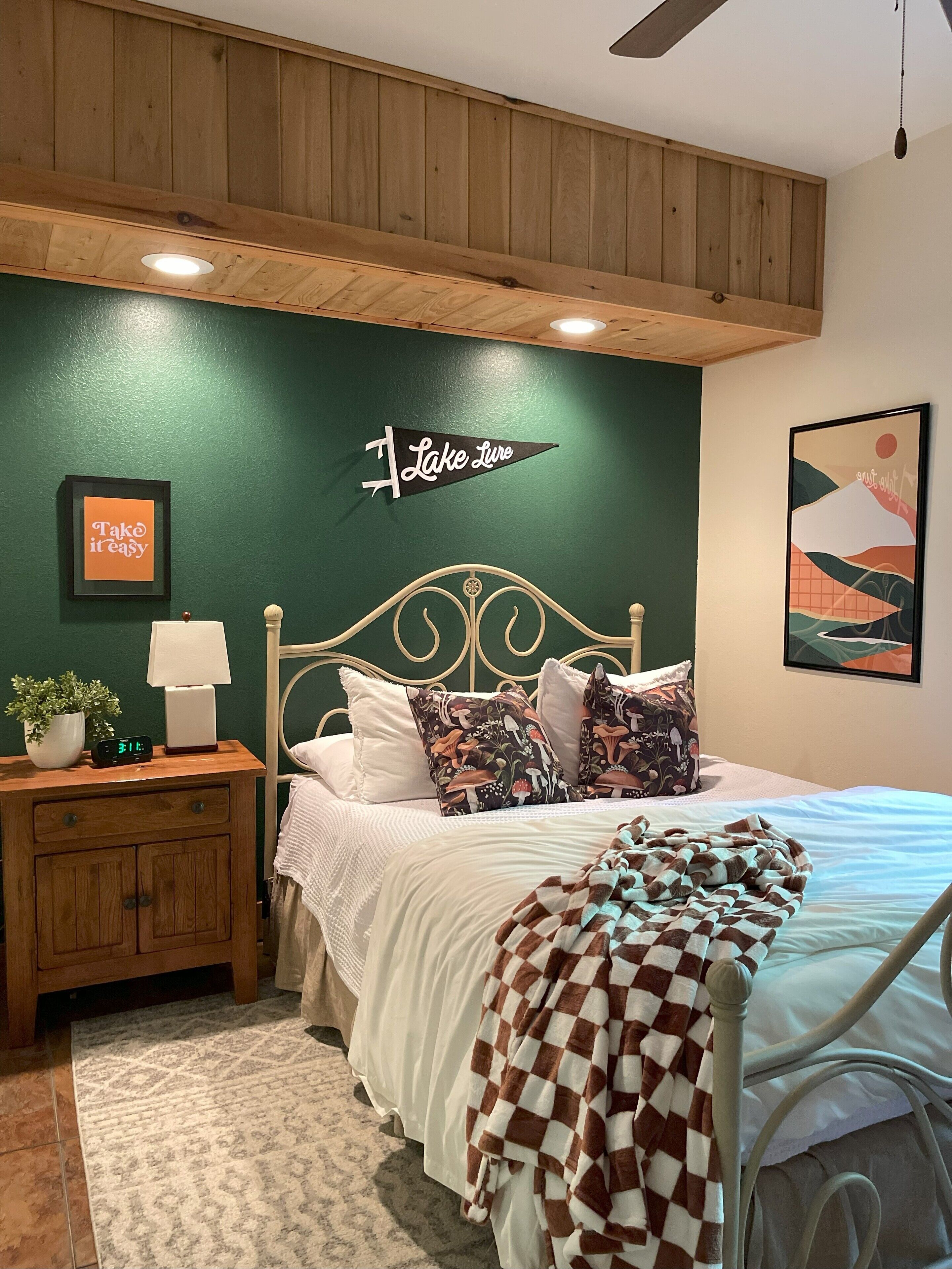 Cozy Cabin~Prime Location~Close to Hiking/Grocery/Dining~Pet Friendly