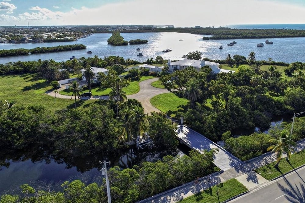 BEAUTIFUL SANTUARY PRIVATE ISLAND CONNECTED BY BRIDGE TO KEY WEST