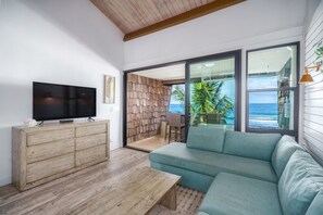 Smart TV - Luxury Oceanfront Penthouse in Maui – Breathtaking Views, 3 Bedrooms in Paradise (Lahaina)