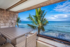Outdoor dining - Luxury Oceanfront Penthouse in Maui – Breathtaking Views, 3 Bedrooms in Paradise (Lahaina)