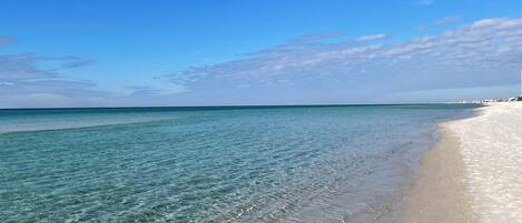 Nära stranden och solstolar