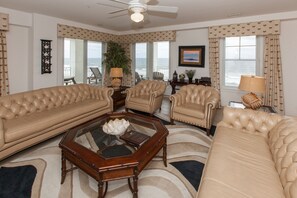 TV, caminetto, lettore DVD, tavolo da ping pong