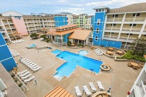 Pool - Ocean & beachfront 4th-floor condo with balcony, pool & gym (Virginia Beach)
