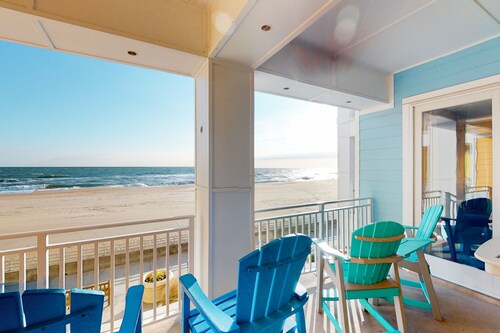 Beachfront condo with 2 oceanfront balconies, W/D, pool, & gym