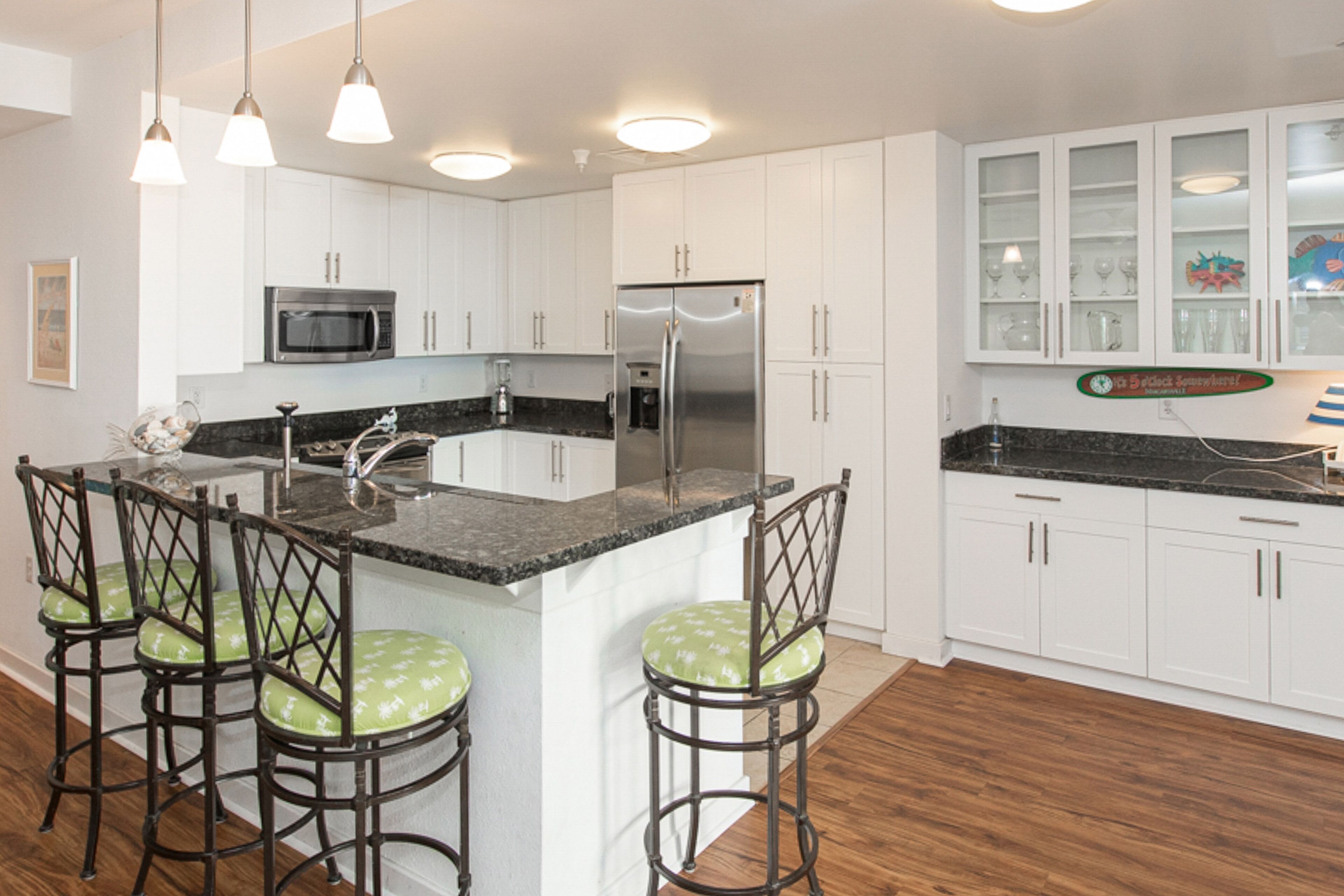 Beautifully decorated condo overlooking the pool with 3 pools, gym & AC