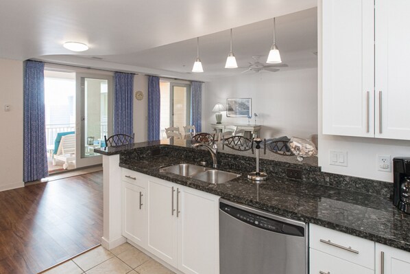 Interior - Beautifully decorated condo overlooking the pool with 3 pools, gym & AC (Virginia Beach)