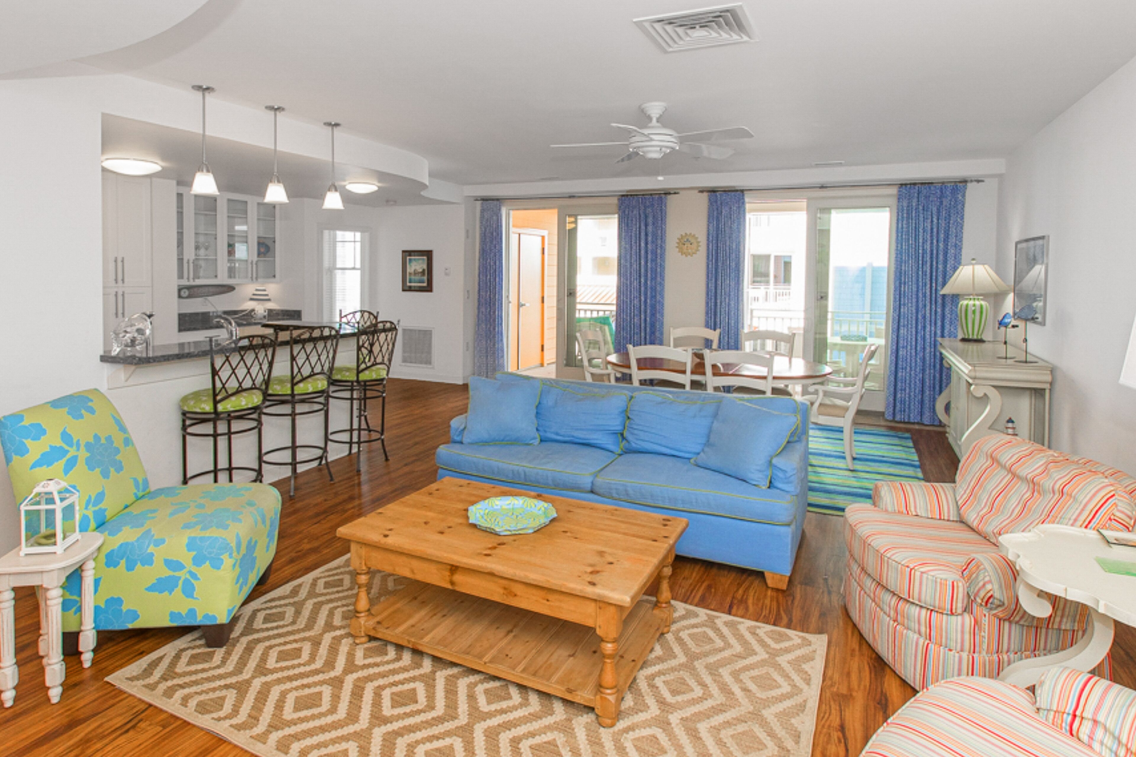 Beautifully decorated condo overlooking the pool with 3 pools, gym & AC