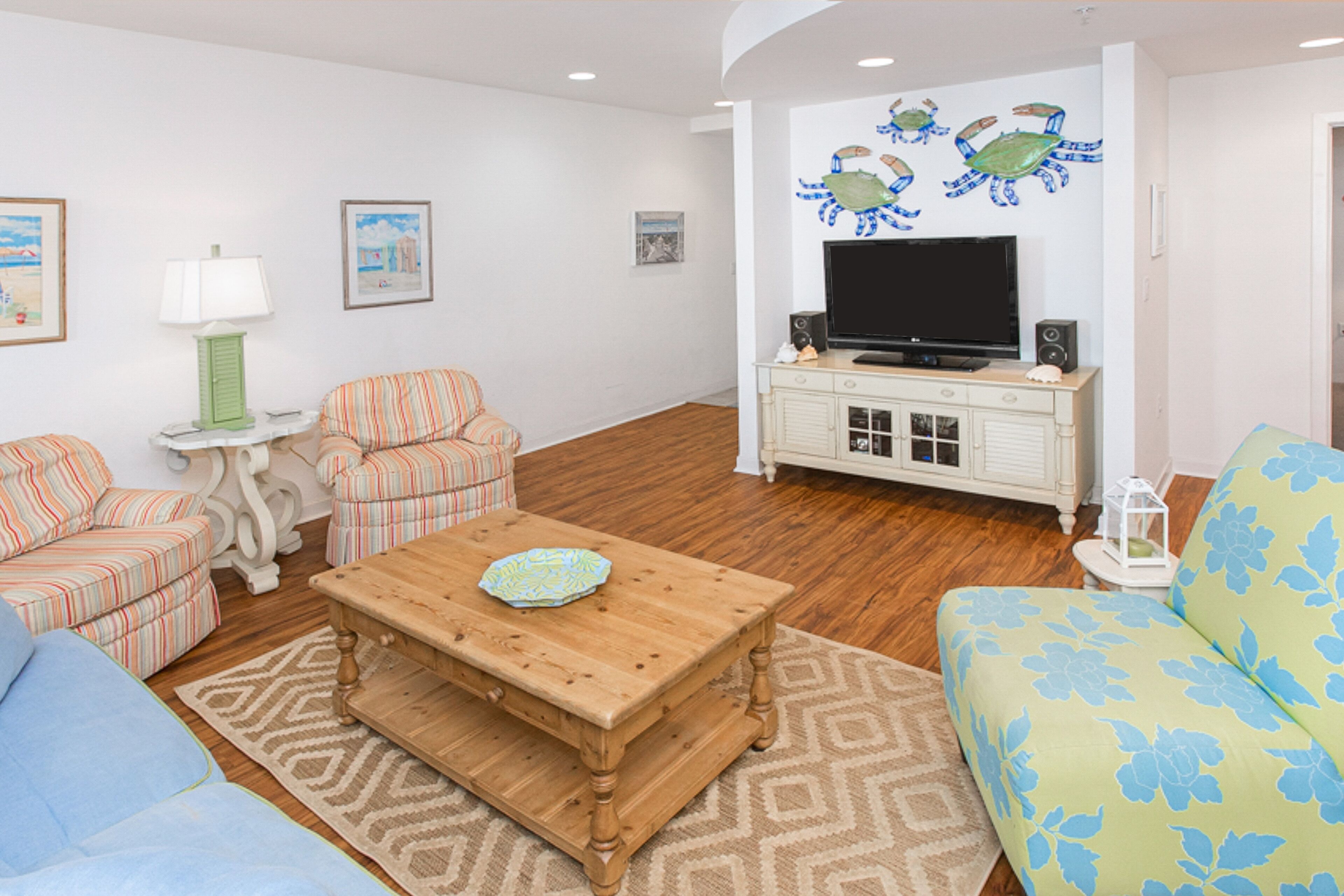 Beautifully decorated condo overlooking the pool with 3 pools, gym & AC