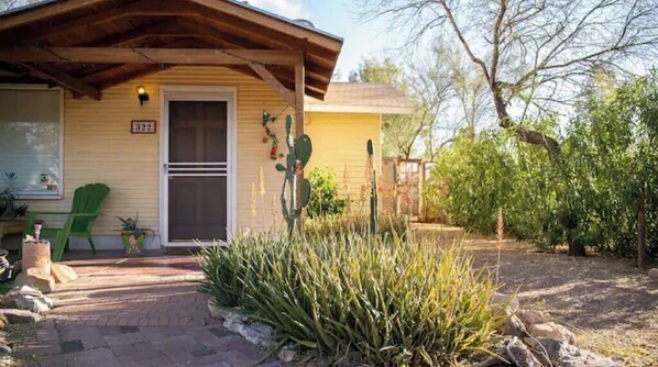 Property grounds - Charming & Bright 2bd/2ba Near UA & 4th Ave (Tucson)