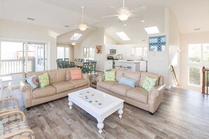 TV - Sunlit 3-story home with private in-ground pool, balcony, washer/dryer (Virginia Beach)