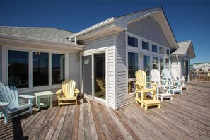 Terrace/patio - Sunlit 3-story home with private in-ground pool, balcony, washer/dryer (Virginia Beach)