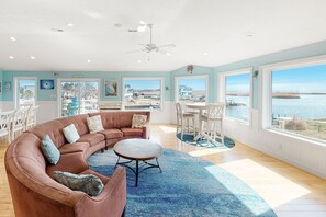 Téléviseur, lecteur de DVD, table de ping-pong, chaîne audio