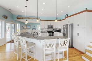 Jääkaappi, mikroaaltouuni, uuni, liesi