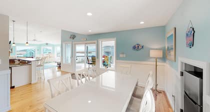 Fully-equipped canal-front home w/private outdoor pool, bay, dock, and views