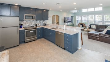 Køleskab, mikrobølgeovn, ovn, kogeplade